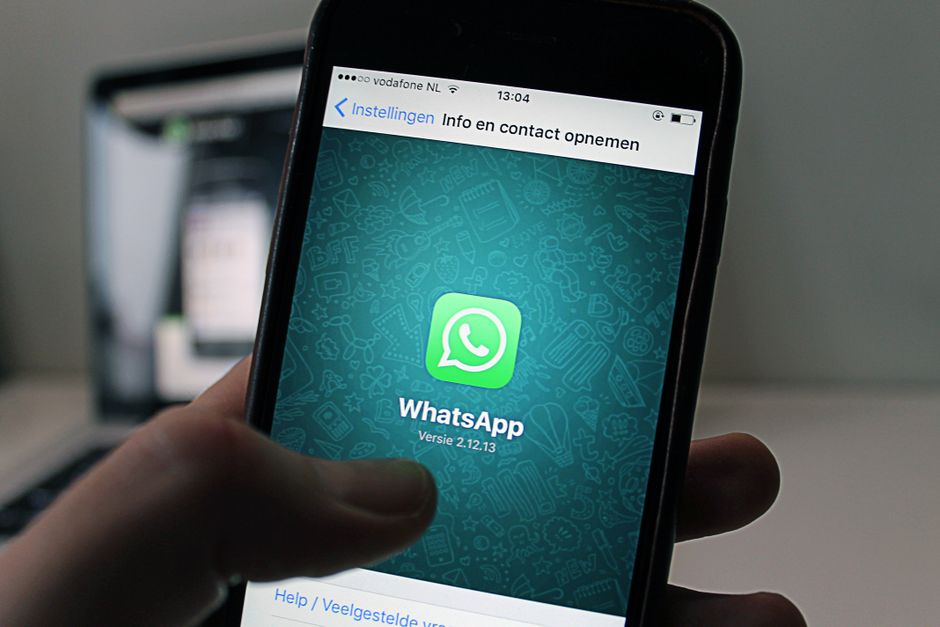 موبايل فيه محادثة واتساب مفتوحة